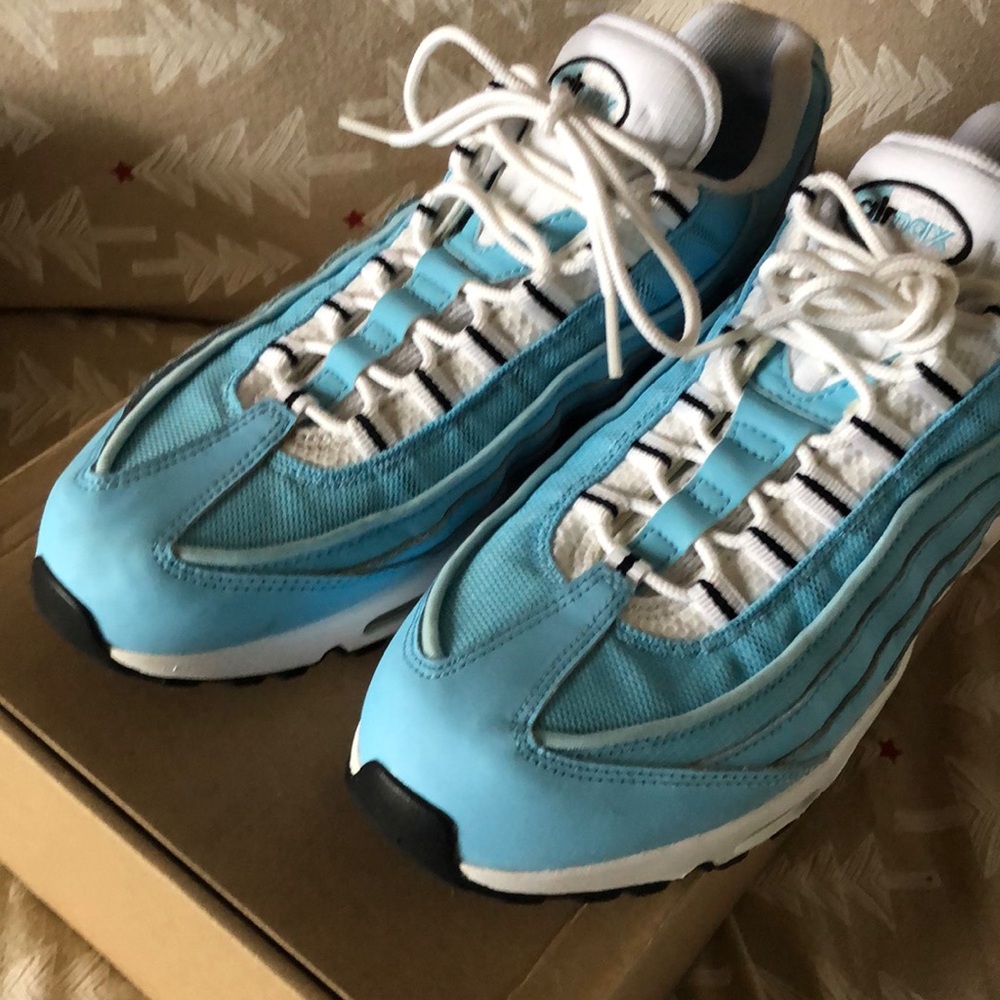 Nikes mens women’s shoes